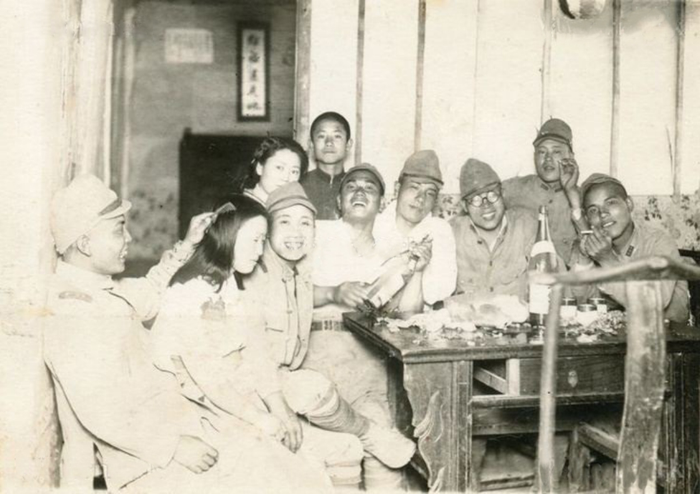 Japanese soldiers drinking with two Chinese "comfort women." 